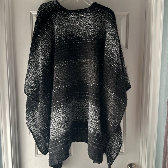 Woolrich Black and White Flowy Cozy Boho Poncho Blanket Wrap Women’s OS - Picture 5 of 8